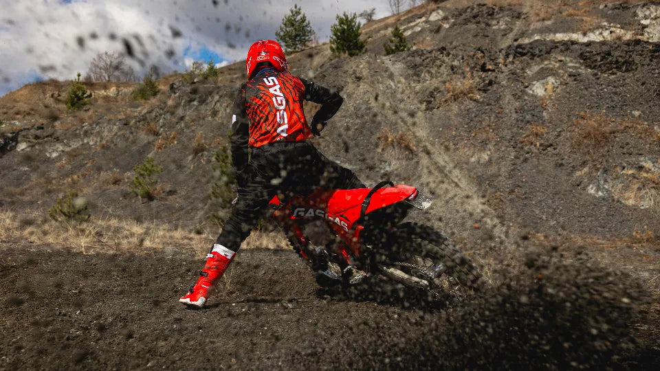 Photo break on Kom–Murgash enduro route with wide views