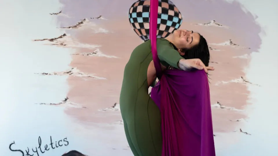 Mini photoshoot after aerial acrobatics lesson – Sofia studio