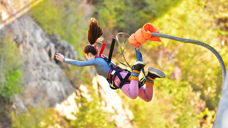 Бънджи скок от мост Клисура над каньон